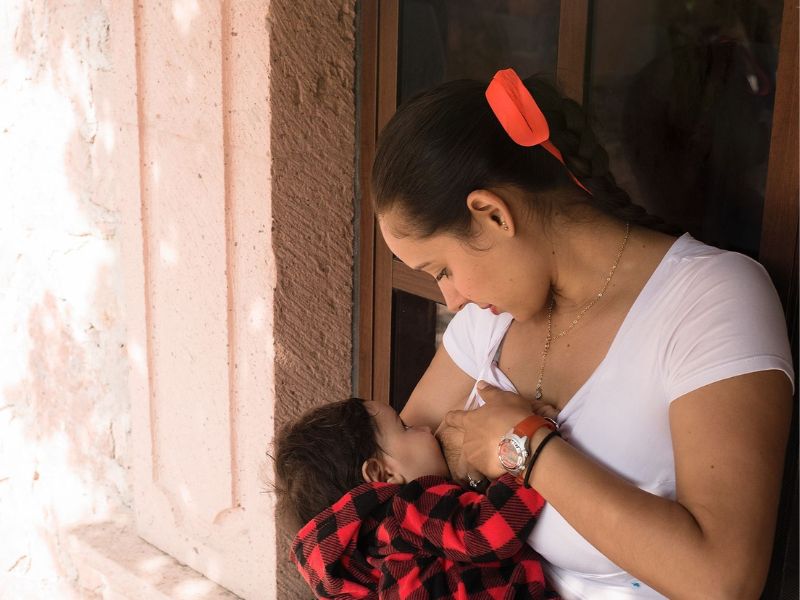 Imagen de futuros padres en una actividad de pareja con los ojos vendados: Futuros padres realizando una actividad de confianza y colaboración con los ojos vendados, parte del curso prenatal psicoprofiláctico.