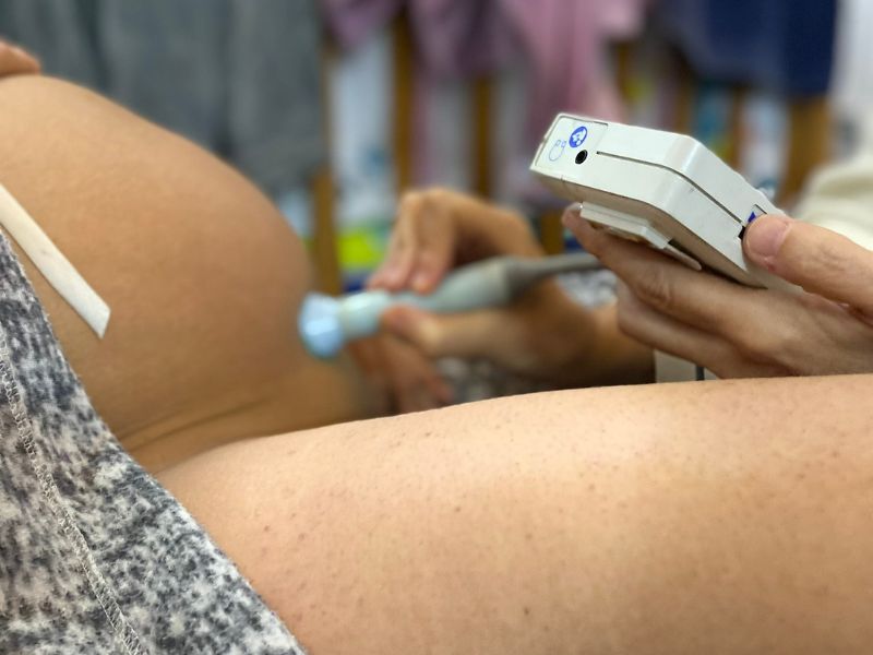 Imagen de futuros padres en una actividad de pareja con los ojos vendados: Futuros padres realizando una actividad de confianza y colaboración con los ojos vendados, parte del curso prenatal psicoprofiláctico.