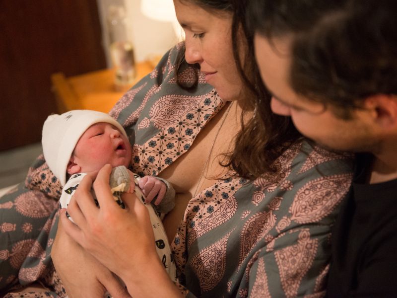 Imagen de futuros padres en una actividad de pareja con los ojos vendados: Futuros padres realizando una actividad de confianza y colaboración con los ojos vendados, parte del curso prenatal psicoprofiláctico.
