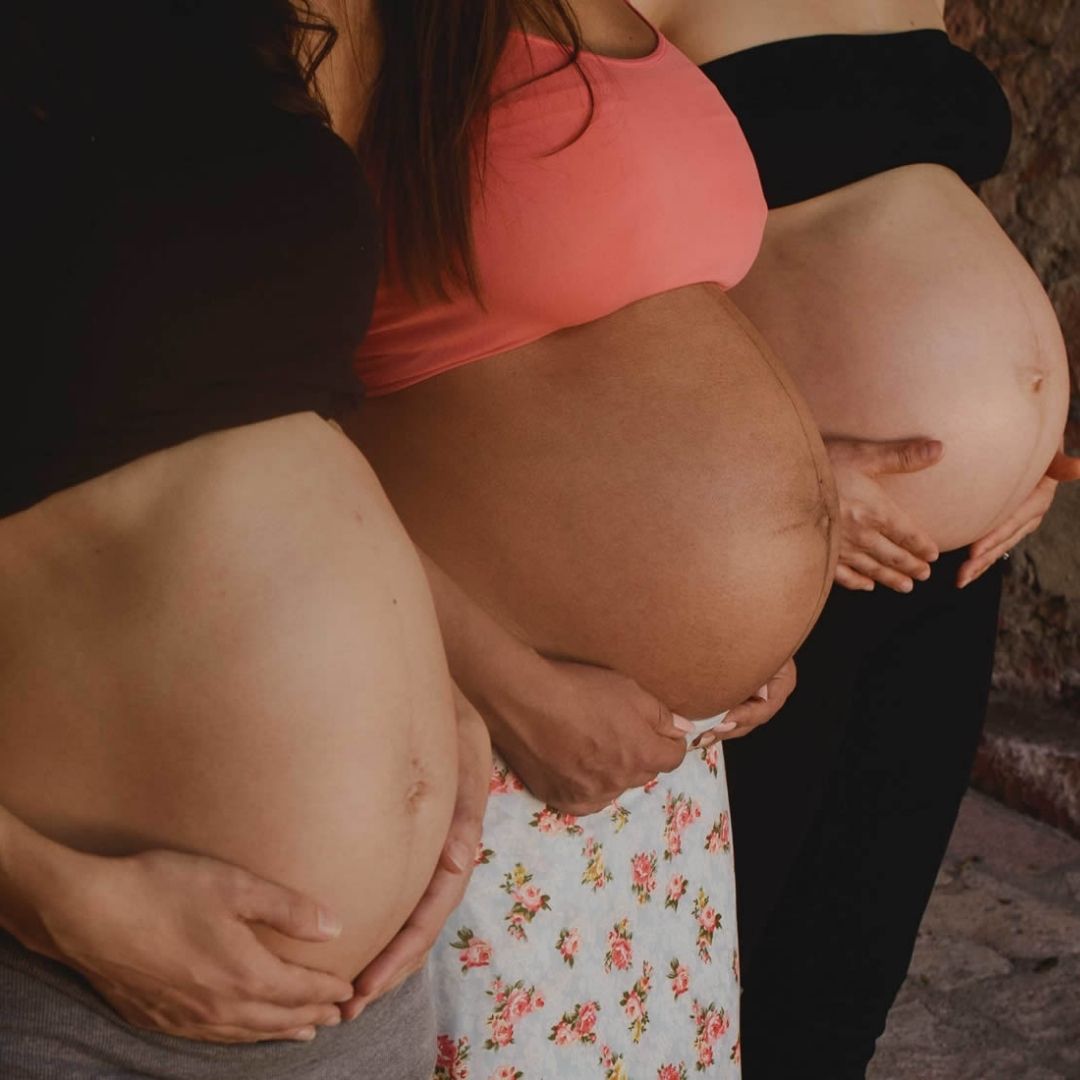 Mujer embarazada sentada en una silla, participando en una actividad del curso prenatal psicoprofiláctico, enfocada en técnicas de respiración y relajación.