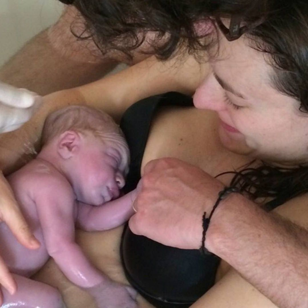 Pareja abrazada durante el curso prenatal, mostrando el apoyo y la conexión entre ellos mientras se preparan para el nacimiento.