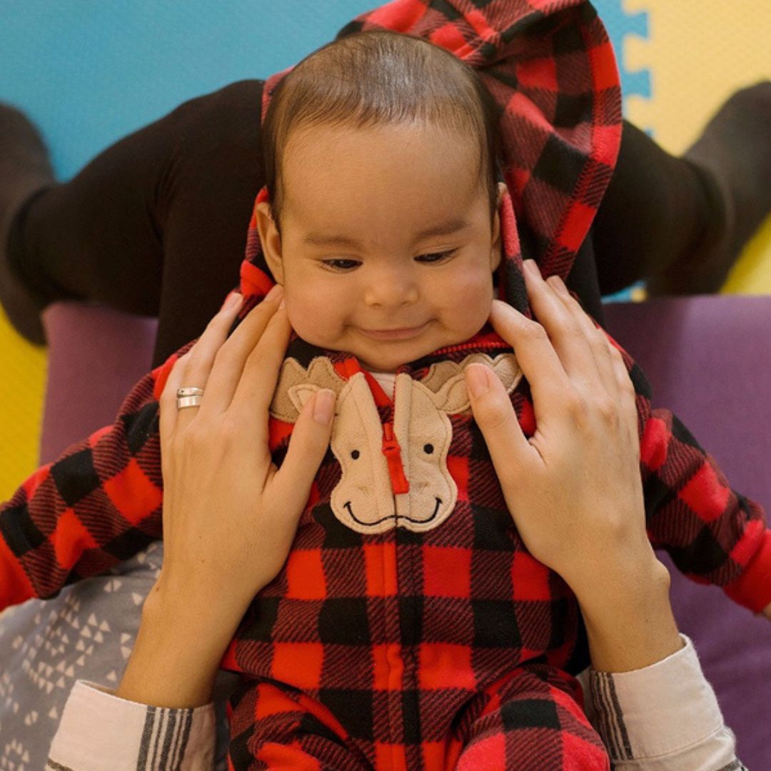 Futuros padres participando en una actividad de relajación y masajes durante el curso prenatal psicoprofiláctico, aprendiendo técnicas para el manejo del dolor durante el parto.