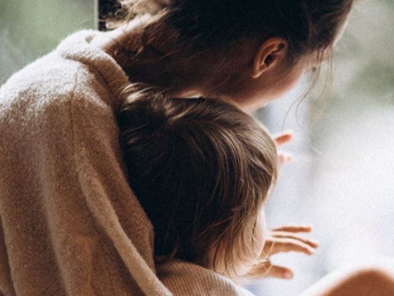 Imagen de una pareja sonriente durante el curso prenatal: Pareja sonriente participando en el curso psicoprofiláctico, mostrando la importancia del apoyo mutuo y la preparación conjunta para el parto.