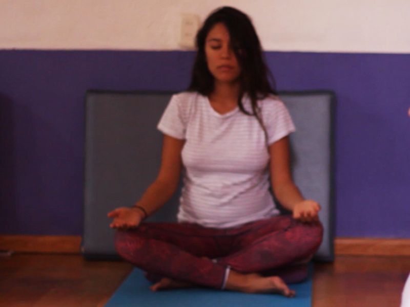 Imagen de futuros padres en una actividad de pareja con los ojos vendados: Futuros padres realizando una actividad de confianza y colaboración con los ojos vendados, parte del curso prenatal psicoprofiláctico.