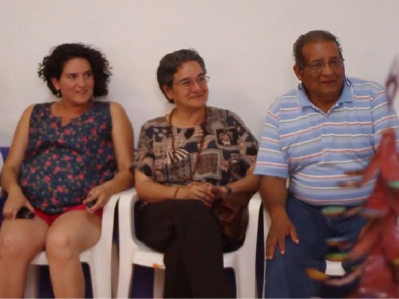 Imagen de futuros padres en una actividad de pareja con los ojos vendados: Futuros padres realizando una actividad de confianza y colaboración con los ojos vendados, parte del curso prenatal psicoprofiláctico.