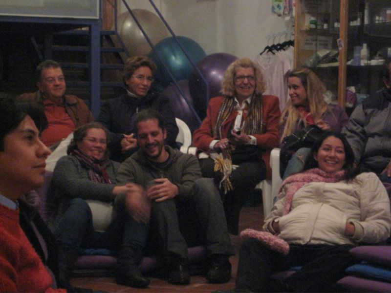 Imagen de un bebé sonriente con un gran lazo en la cabeza: Bebé sonriente con un gran lazo blanco en la cabeza, representando la alegría y el resultado positivo de una preparación adecuada para el nacimiento.