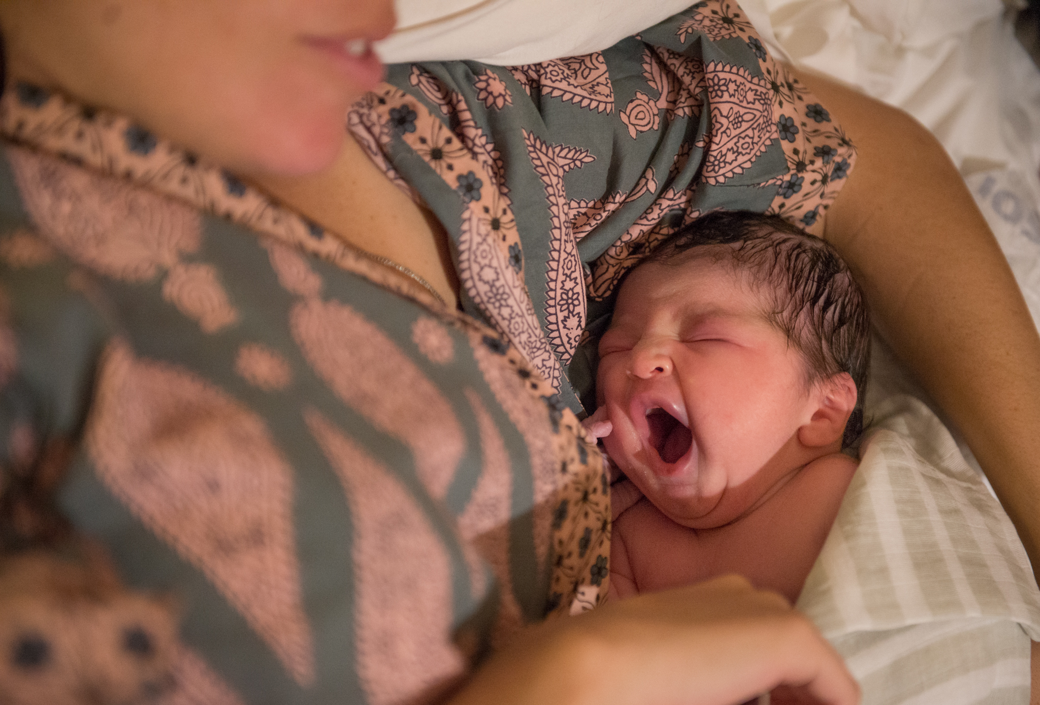 Imagen de una pareja sonriente durante el curso prenatal: Pareja sonriente participando en el curso psicoprofiláctico, mostrando la importancia del apoyo mutuo y la preparación conjunta para el parto.