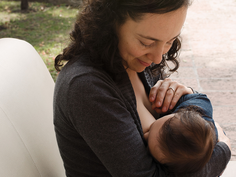 Imagen de futuros padres en una actividad de pareja con los ojos vendados: Futuros padres realizando una actividad de confianza y colaboración con los ojos vendados, parte del curso prenatal psicoprofiláctico.