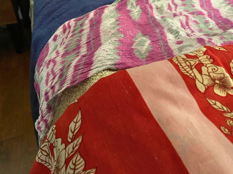 Imagen de futuros padres en una actividad de pareja con los ojos vendados: Futuros padres realizando una actividad de confianza y colaboración con los ojos vendados, parte del curso prenatal psicoprofiláctico.