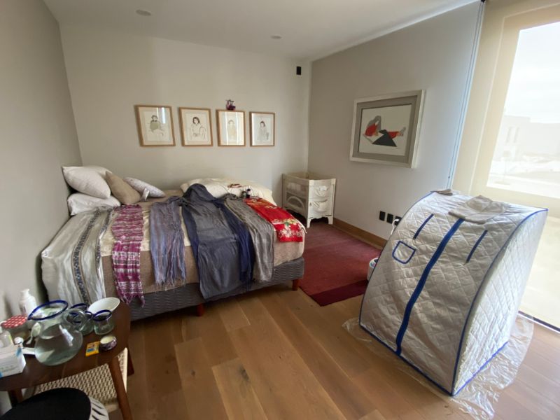 Imagen de un bebé sonriente con un gran lazo en la cabeza: Bebé sonriente con un gran lazo blanco en la cabeza, representando la alegría y el resultado positivo de una preparación adecuada para el nacimiento.